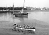 Royan 1900, le port. Chaloupe de marins de L'Escadre