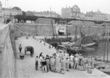 Royan 1900, le port. Les marins de l'Escadre à quai