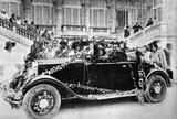 La Fête des Fleurs, le 19 août 1931.  Devant le casino, Émile Couzinet pose au volant de sa voiture