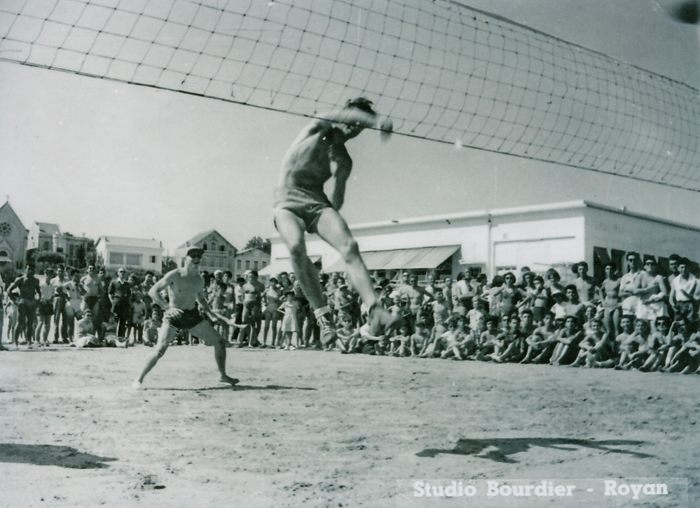 Tournoi de volley-ball devant le Sporting, années 60